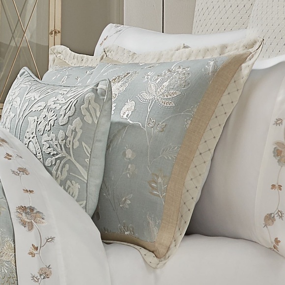 J. Queen New York Garden View Comforter Set - King NWT - Picture 3 of 4